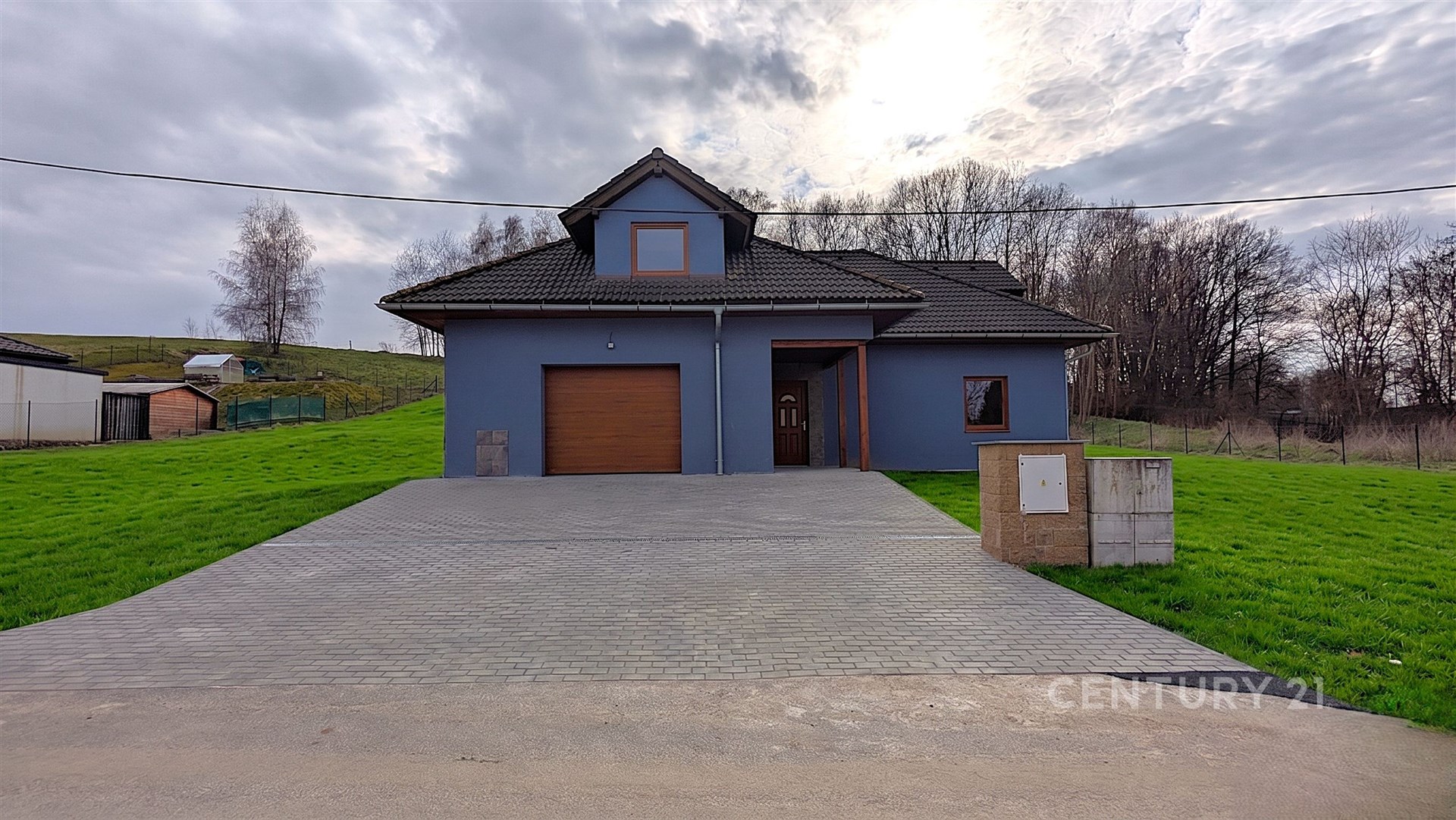 Moderní rodinný dům, šedá fasáda, střecha z tašek, velká příjezdová cesta, klidná lokalita, nové oplocení, prostorná zahrada.