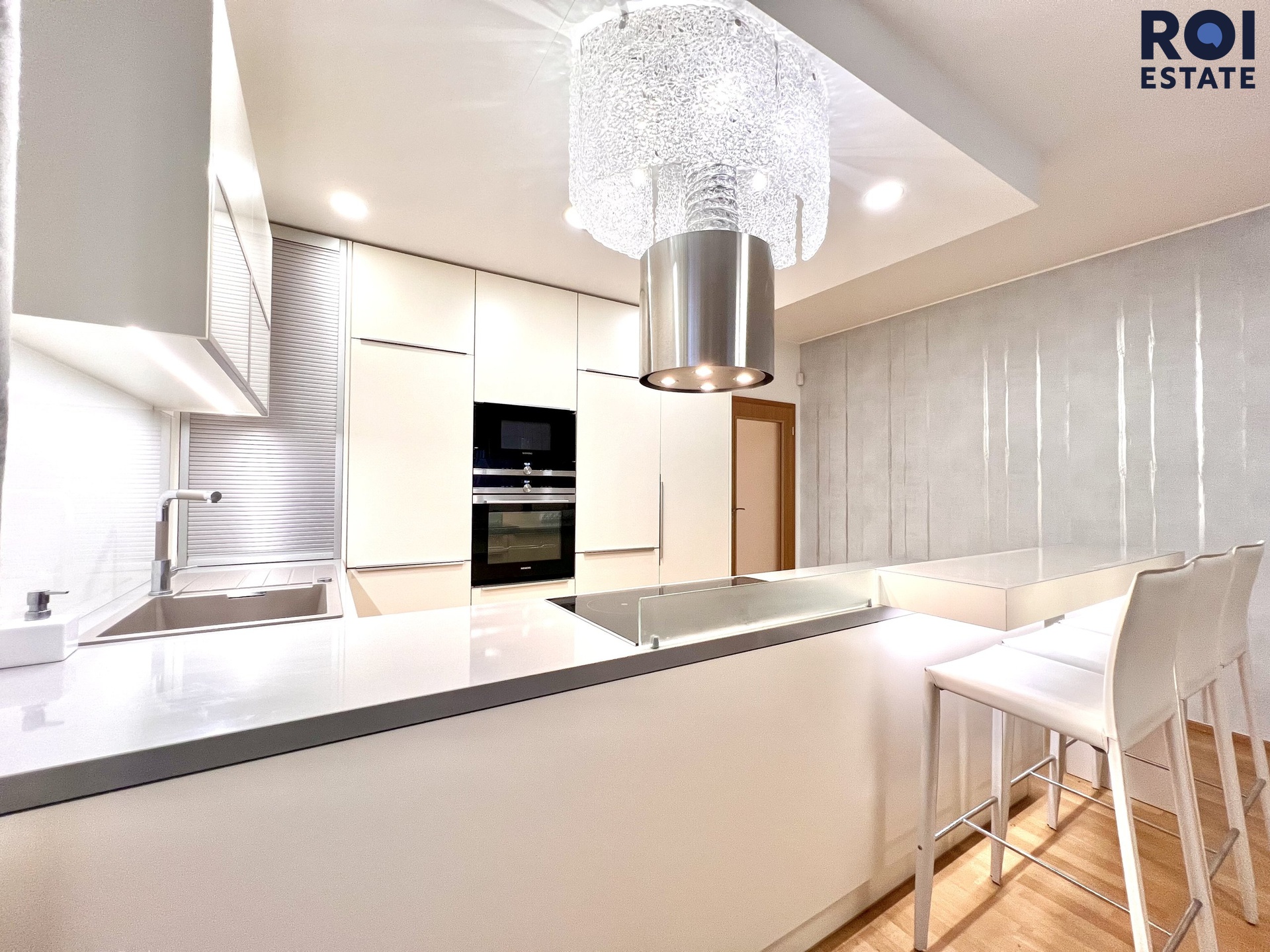 Pronájem plně vybaveného bytu 4+kk 103 m² s balkonem, parkovacím stáním a klimatizací, Praha - Horní