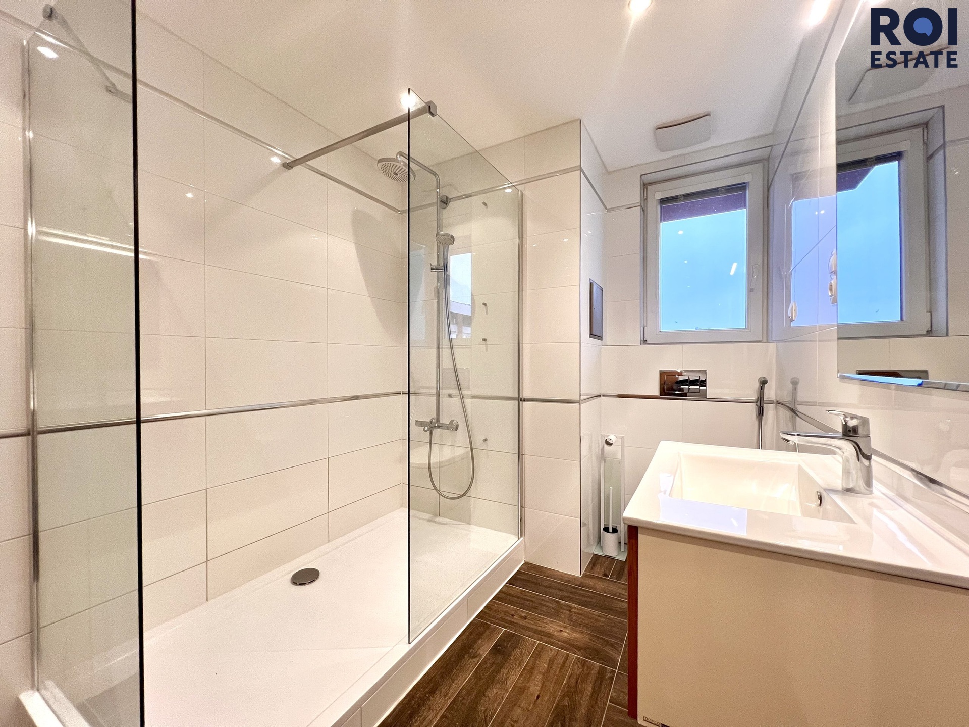 Pronájem plně vybaveného bytu 4+kk 103 m² s balkonem, parkovacím stáním a klimatizací, Praha - Horní