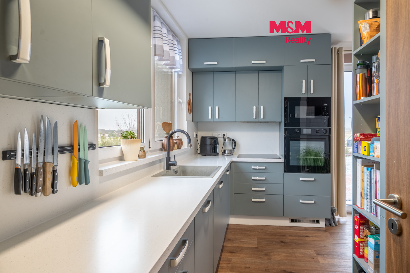 8a7ae3b4-3e99-4bc3-8b2e-130eca9af184.jpg