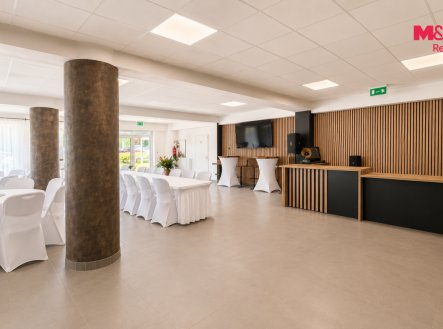 Pronájem obchodní prostory, 210 m²