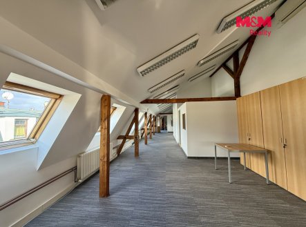 Pronájem kanceláře, 275 m²