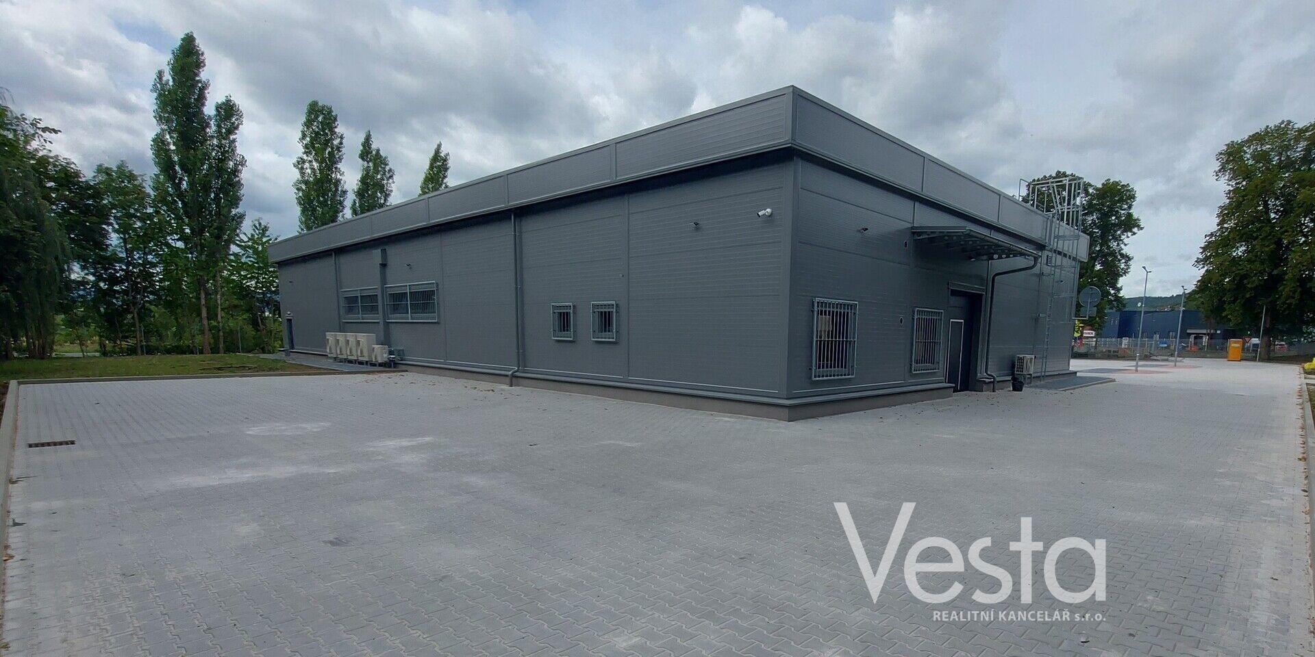 Novostavba prodejní haly s velkým parkovištěm s dobrou visibilitou