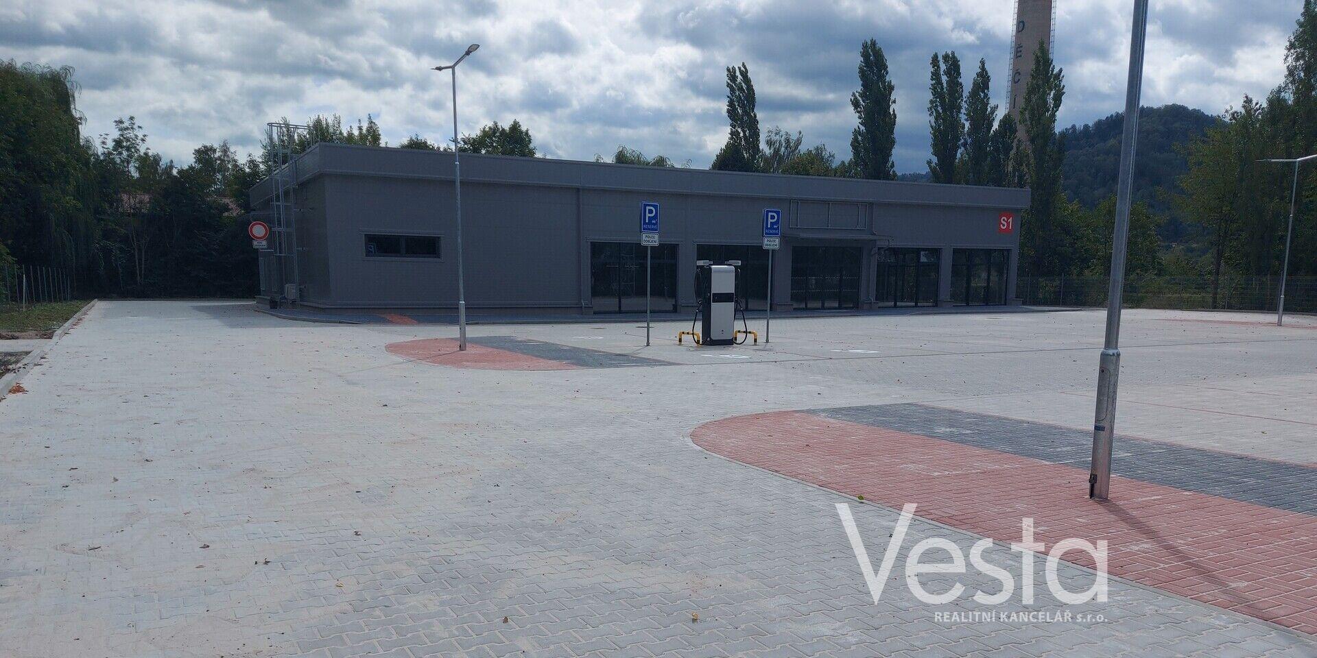Novostavba prodejní haly s velkým parkovištěm s dobrou visibilitou