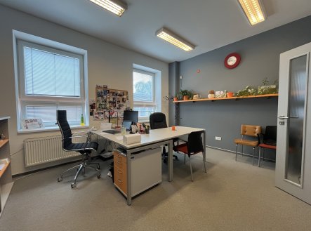Pronájem kanceláře, 250 m²