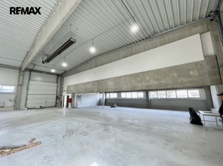 Pronájem výrobní prostory, 1 500 m²