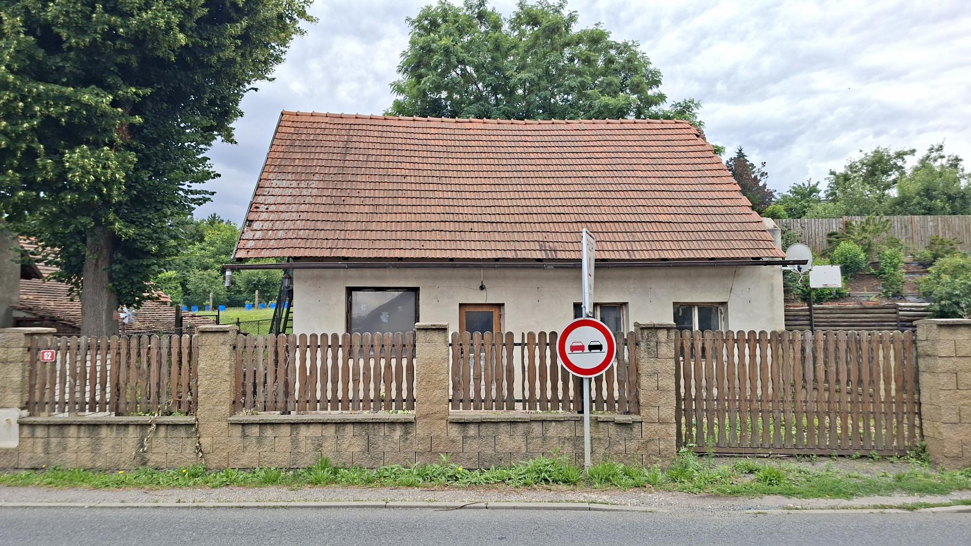 čelní pohled přes silnici