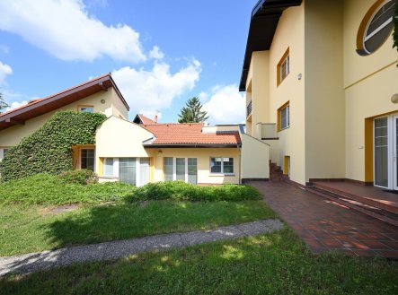 Pronájem kanceláře, 454 m²