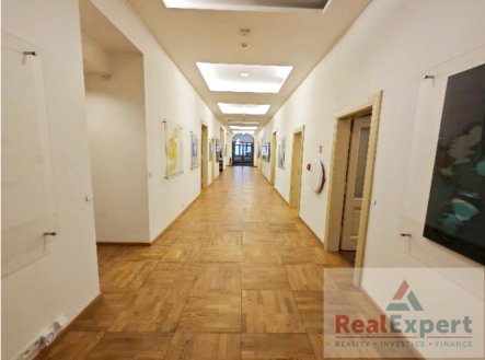 Pronájem kanceláře, 630 m²