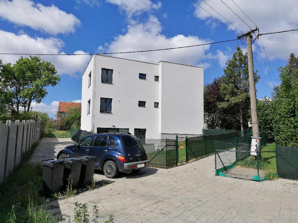 pohled na dům z parkoviště