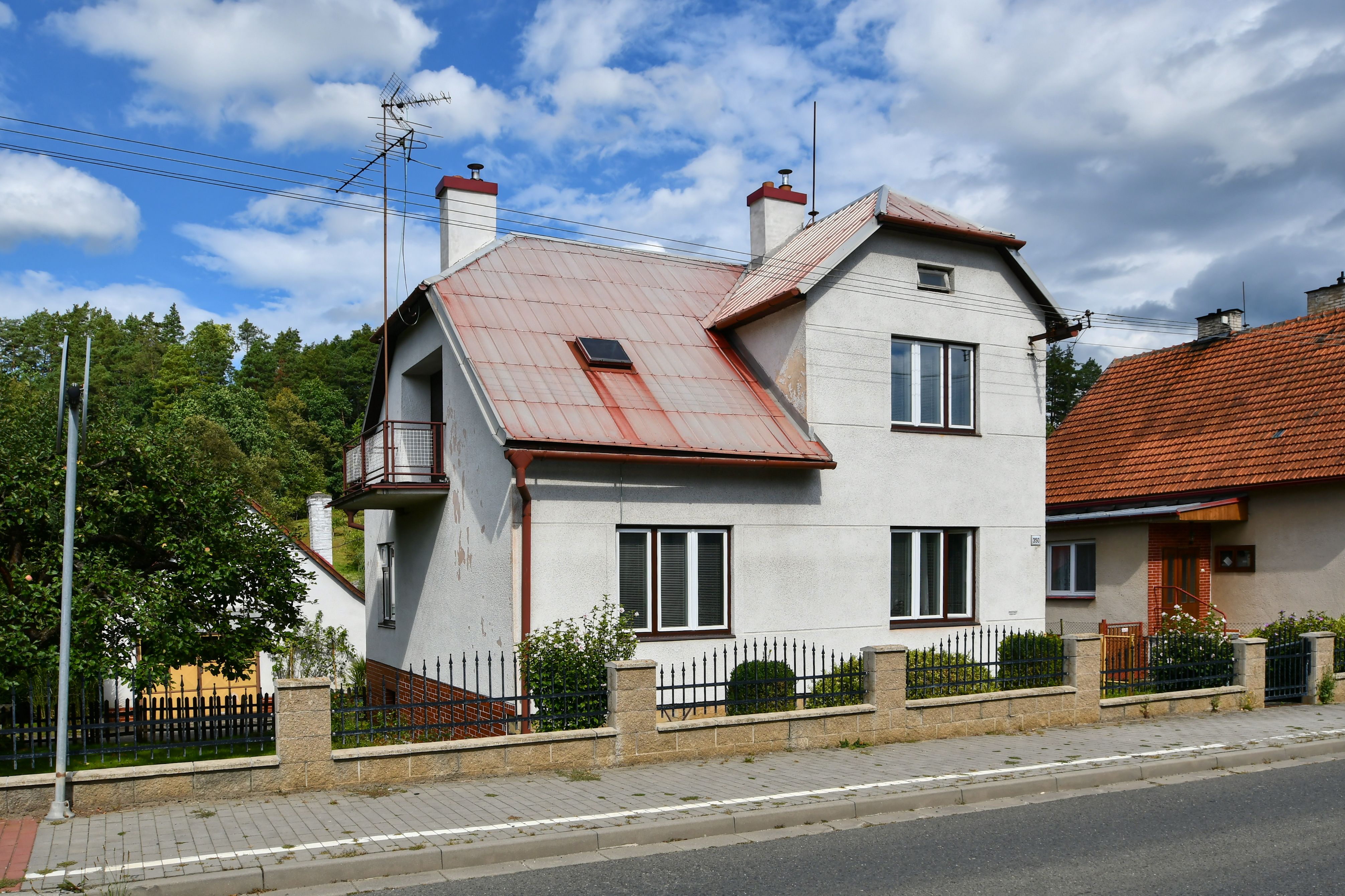 pohled na dům z ulice Luhačovská