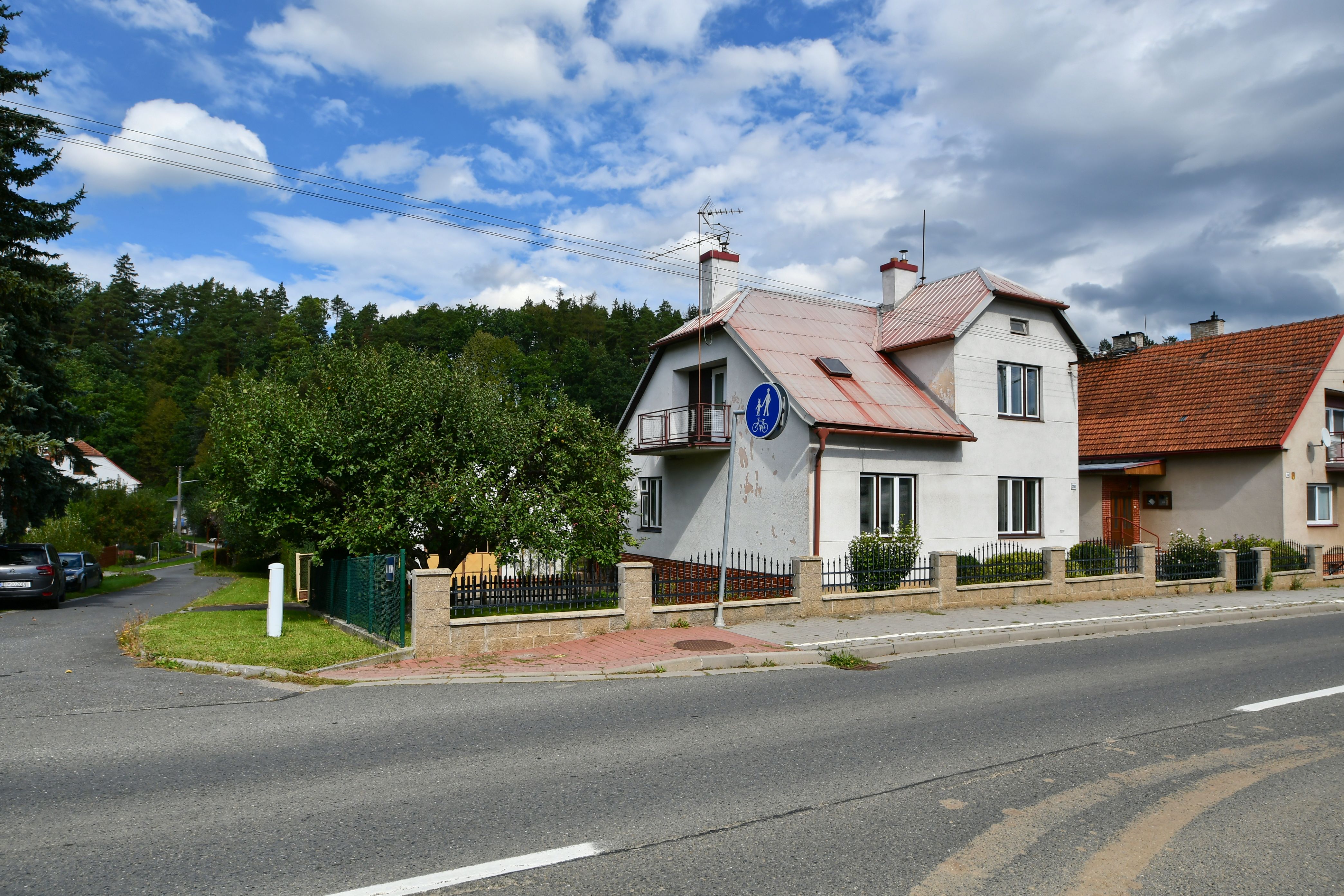 pohled na dům z ulice Luhačovská