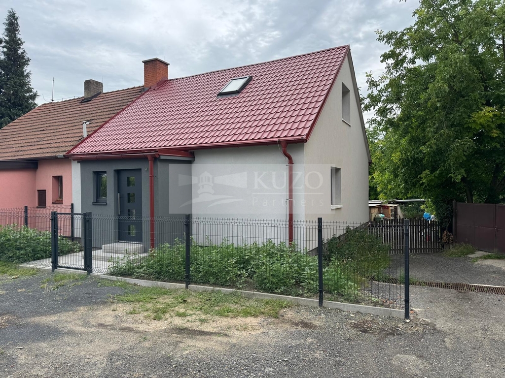 exterier-vstup-dum-prava-strana-vjezd-pozemek.jpeg