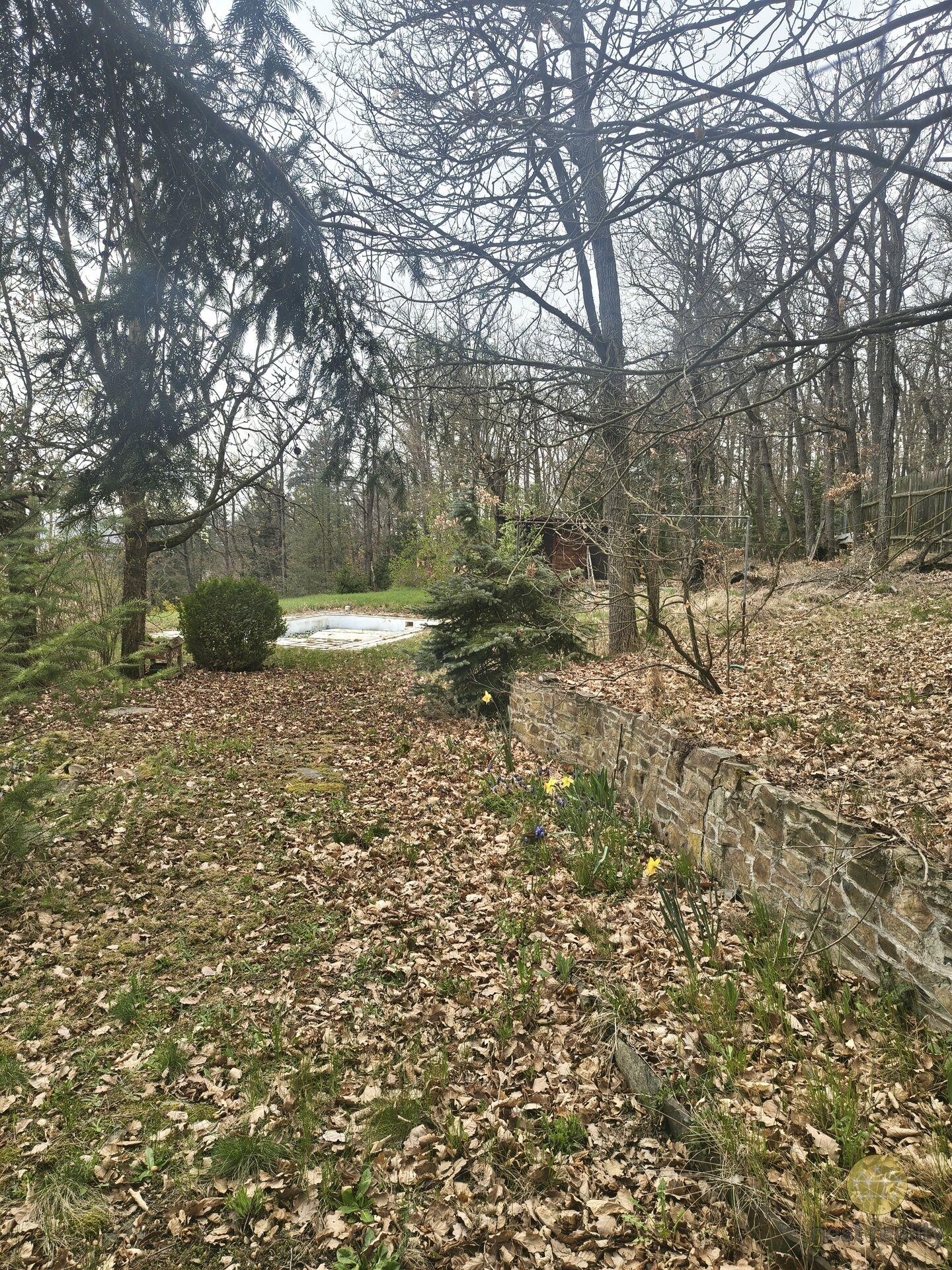 Prodej stavebního pozemku 1166 m2, Petrov - Chlomek, okres Praha - západ, ulice U Vodárny.