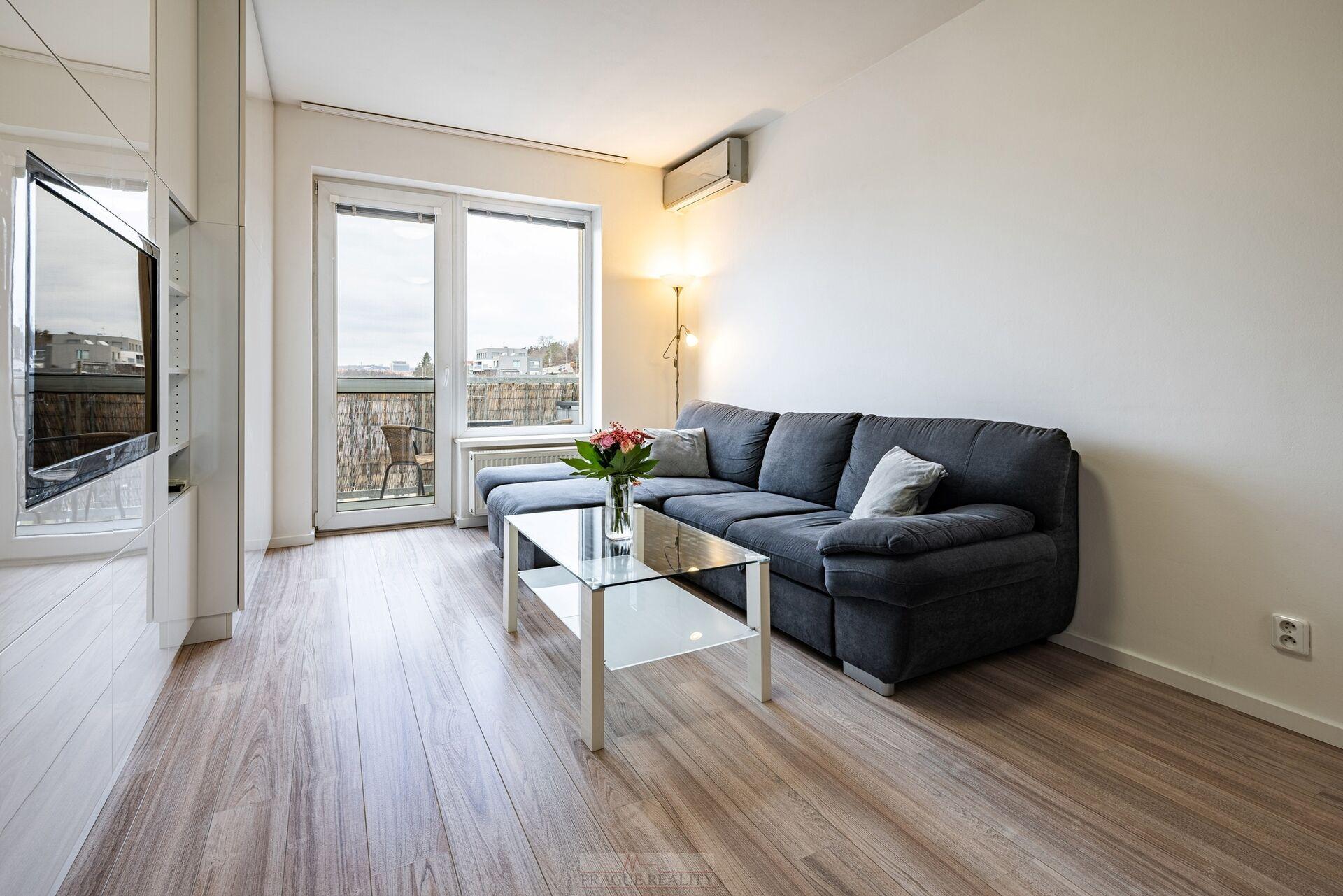 Moderní, kompletně zařízený byt 2+kk 50m2 + balkon 4m2, P10 Michle, ul. V Dolině