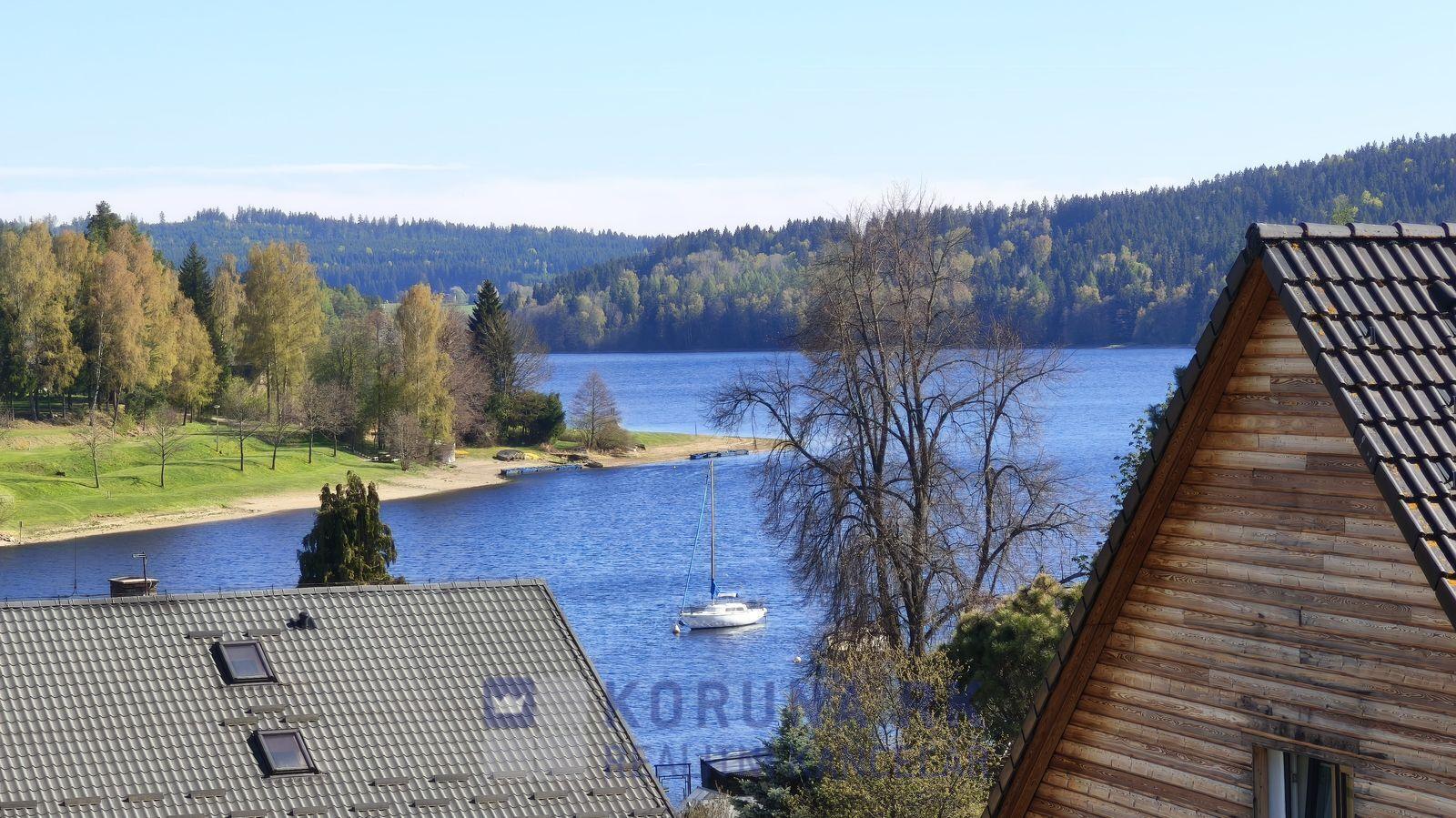 Lipenské jezero z okna.jpg