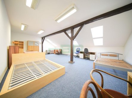 Pronájem bytu, pokoj, 77 m²