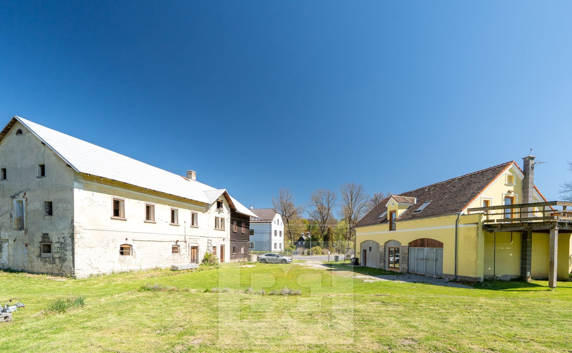 Pohled na hlavní dům a usedlost