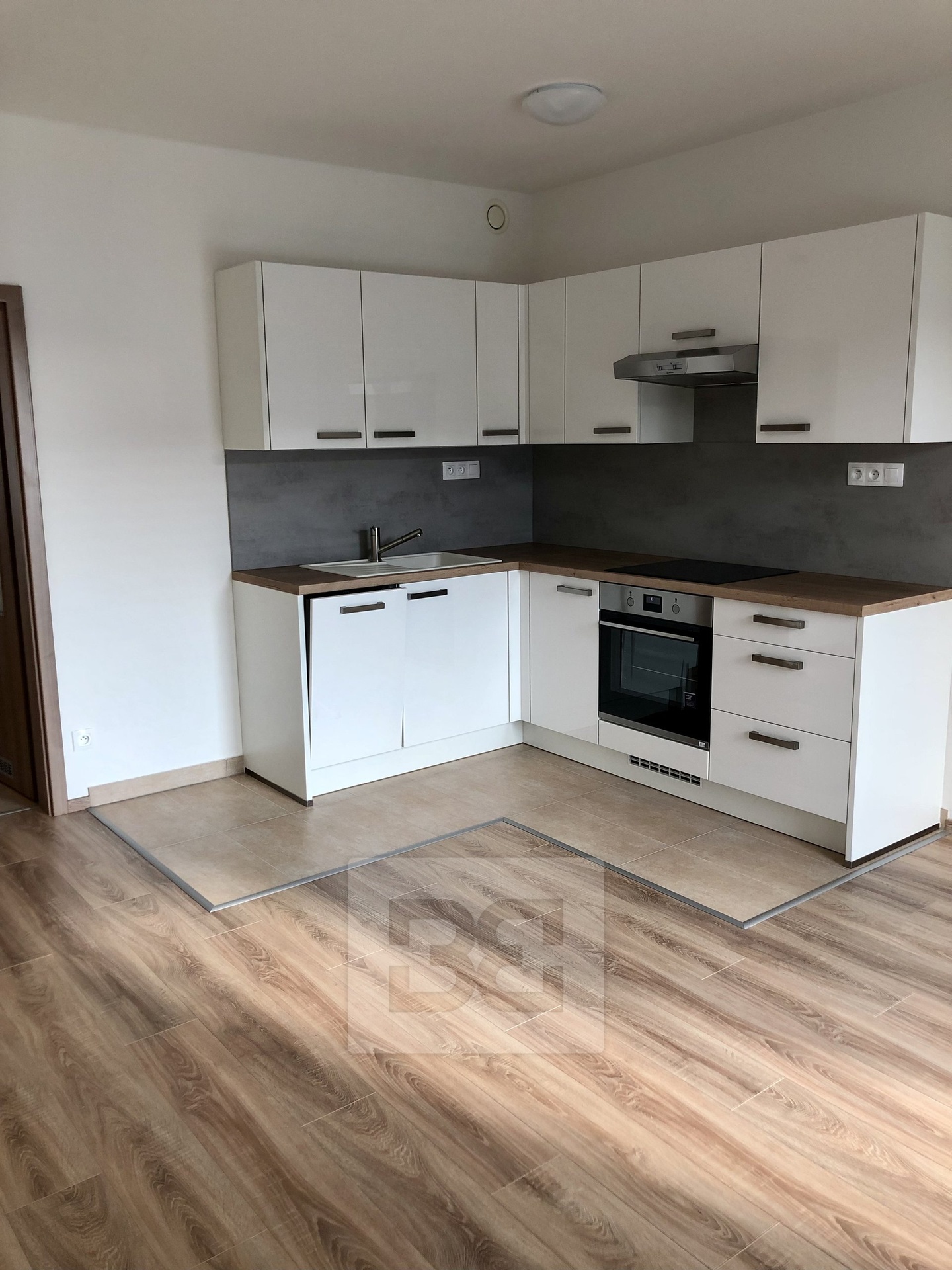 Pronájem bytu 1+kk 40 m², Praha - Hodkovičky