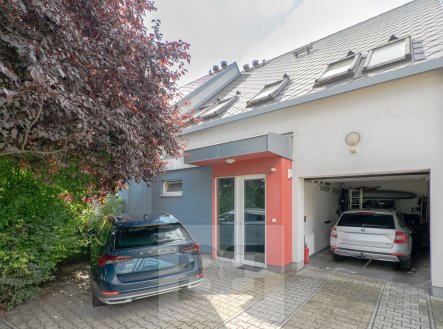 Pohled na dům zepředu | Pronájem - dům/vila, 148 m²
