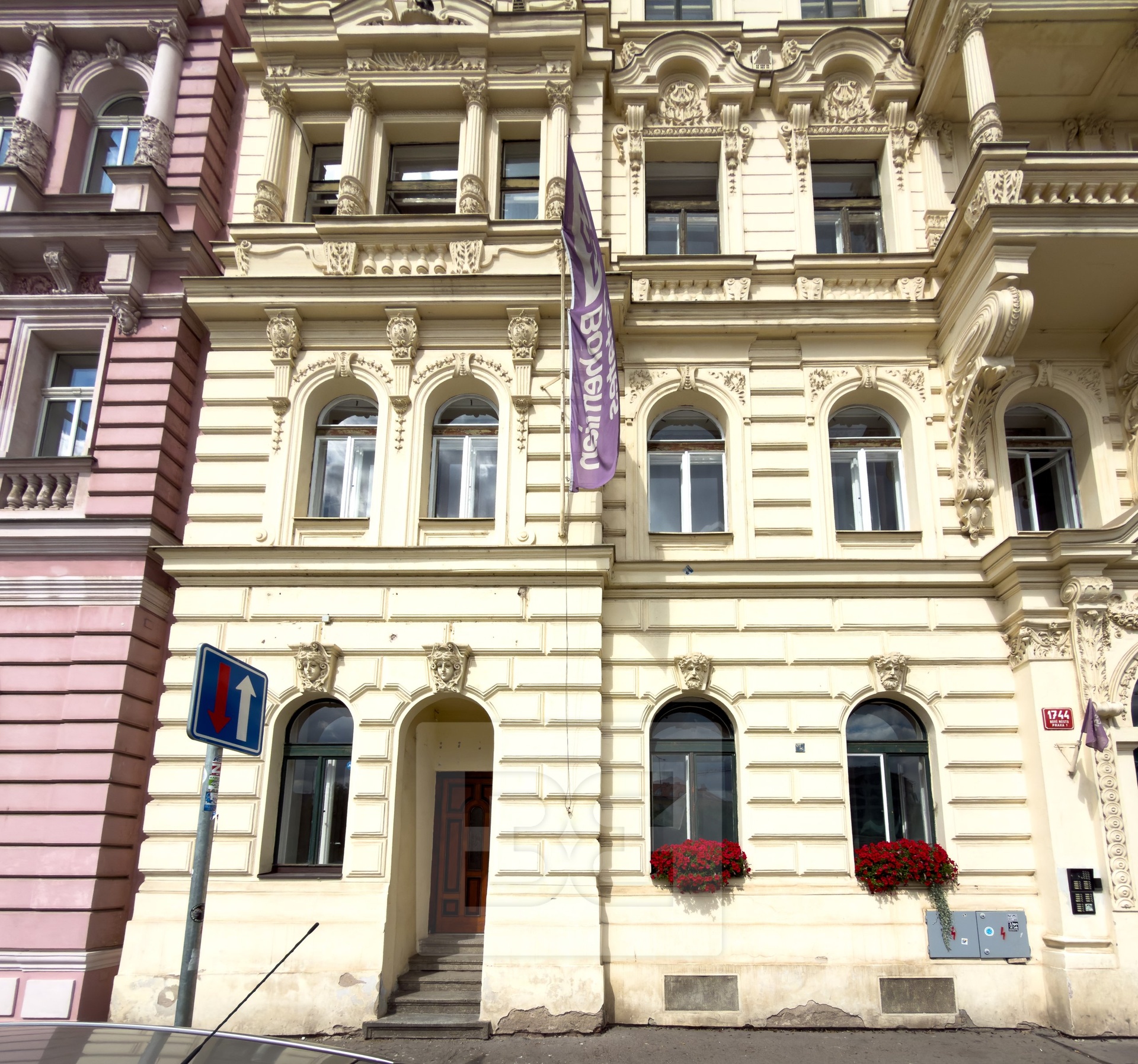 Pronájem komerčních prostor v přízemí nádherné budovy na Praze 1 – ul.Těšnov