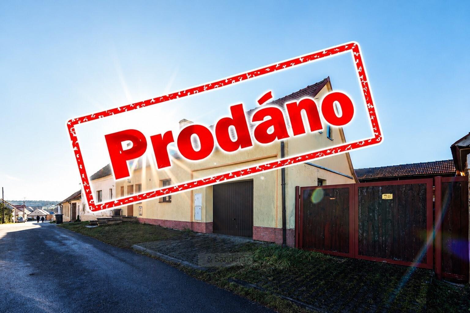 Prodáno_ Slunečná ulice s domy.jpg