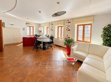 Pronájem kanceláře, 276 m²