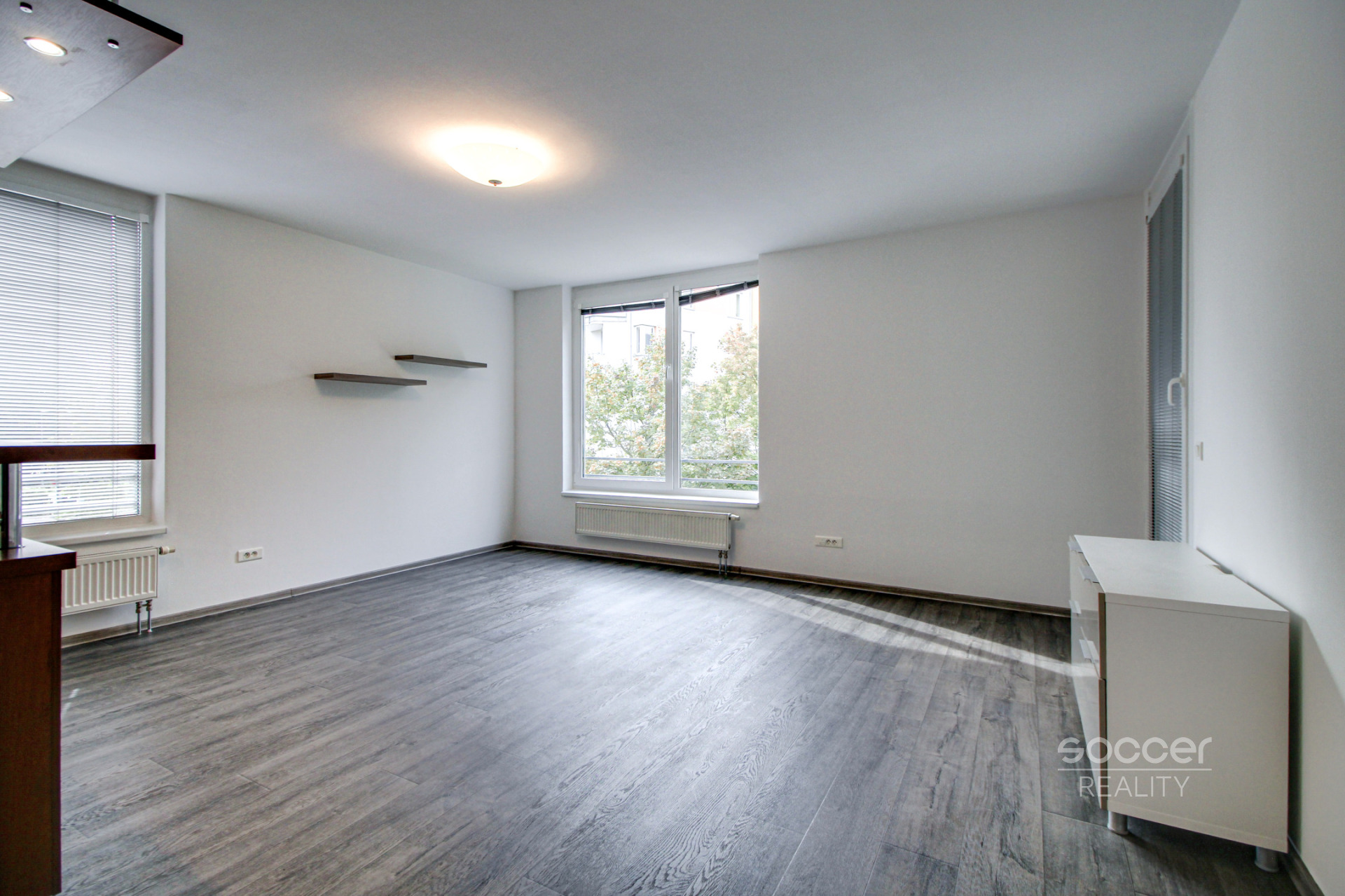 Pronájem bytu 2+kk a lodžie, 63 m2, ulice Kostomlatská, Praha 9 – Letňany.