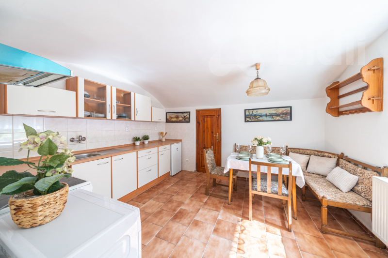 Prodej dvougeneračního RD s garáží, 2 terasami, dílnou a 2 sklepy, Beroun