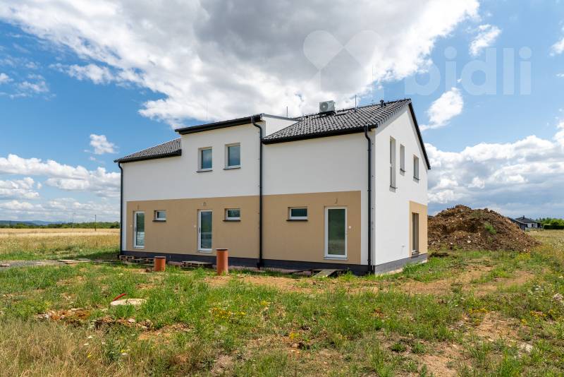 Mezonet, krajní bytová jednotka 3+KK, 86 m2, zahrada 181 m2