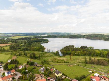 Rozestavěný rodinný dům na výjimečném pozemku v Hulicích | Prodej - pozemek pro bydlení, 1 405 m²