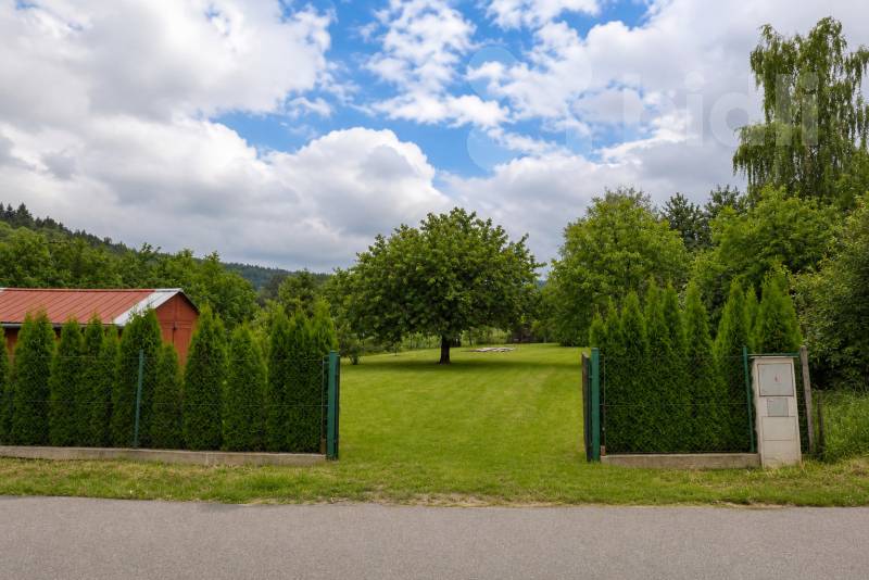Stavební pozemek 1198 m2 s chatou a garáží, Truskovice