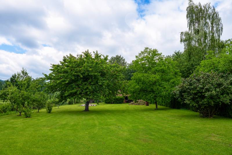 Stavební pozemek 1198 m2 s chatou a garáží, Truskovice
