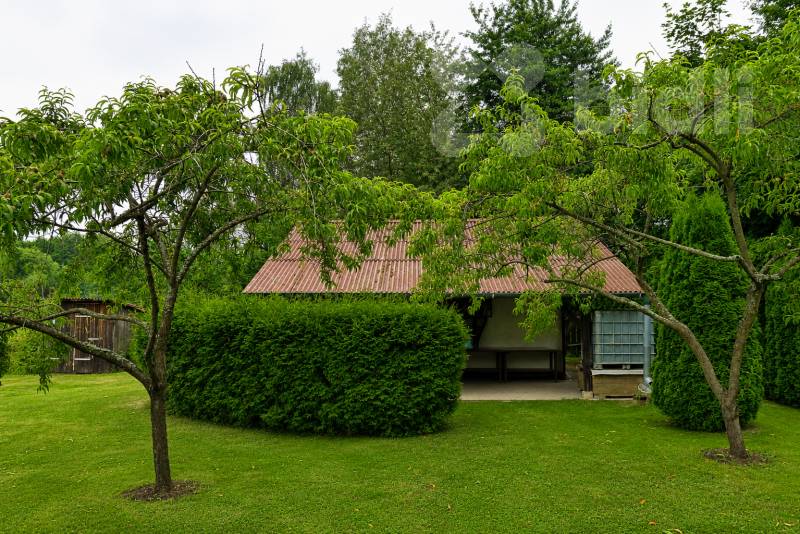 Stavební pozemek 1198 m2 s chatou a garáží, Truskovice