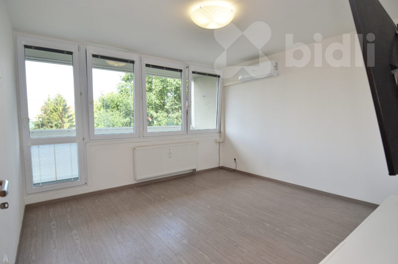Pronájem bytu 2+kk/L, 47 m2, panel, Praha Karlín