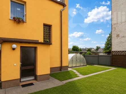 Dům ve Zlatých Horách, zavedená kosmetika, bazén, garáž, bydlení i podnikání. | Prodej - komerční objekt, jiný, 252 m²