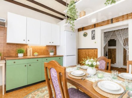Prodej dvougeneračního rodinného domu s bazénem a pozemky Zlaté Hory. | Prodej - dům/vila, 310 m²