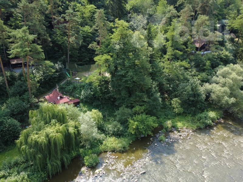 Prodej chaty skryté v zeleni nad řekou Sázavou