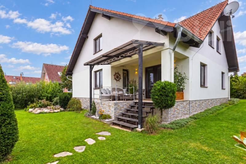 Prostorný rodinný dům 205 m2 s wellness a zahradou, Jesenice - Osnice