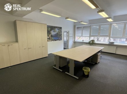 Pronájem kanceláře, 484 m²