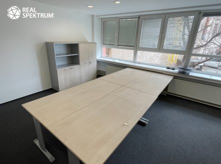 Pronájem kanceláře, 758 m²