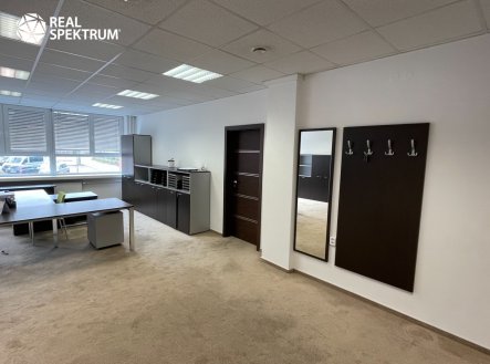 Pronájem kanceláře, 758 m²