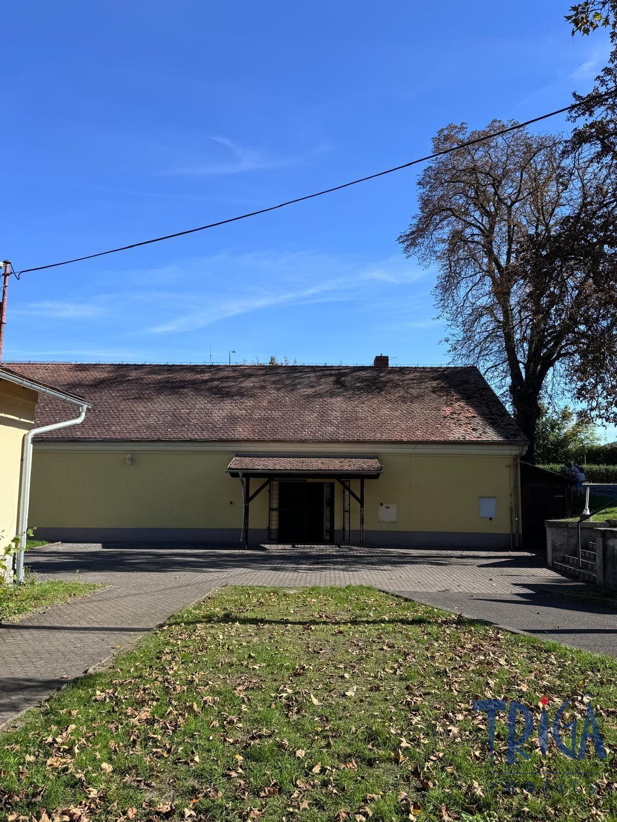 Jaroměř - Pronájem komerčního objektu s parkovištěm