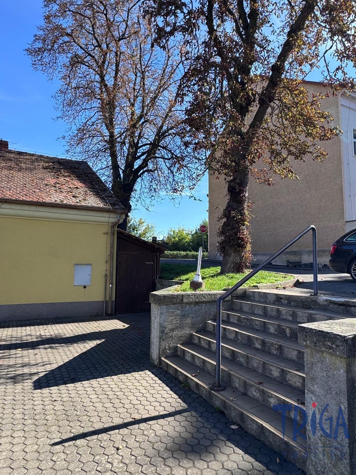 Jaroměř - Pronájem komerčního objektu s parkovištěm