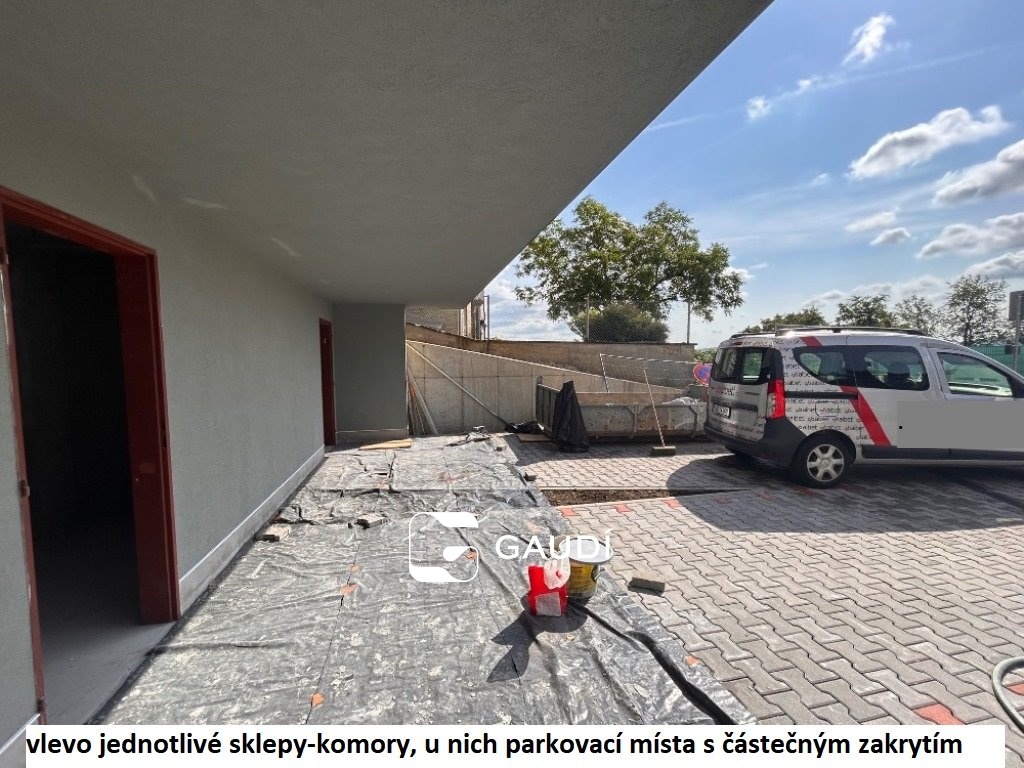 sklepy-komory a parkování u nich