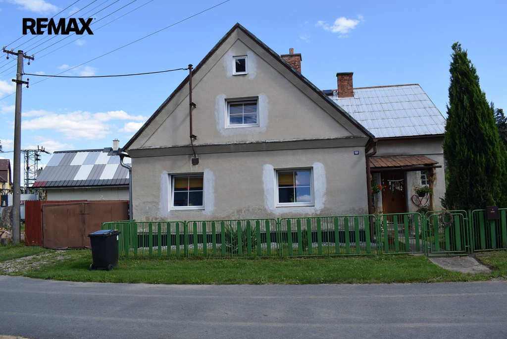 Pohled na dům z asfaltové cesty