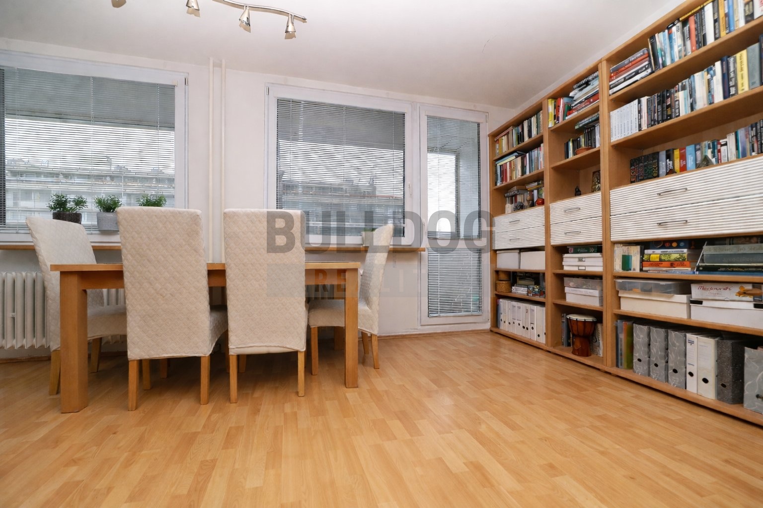 jídelní kout a vstup na jednu z lodžií