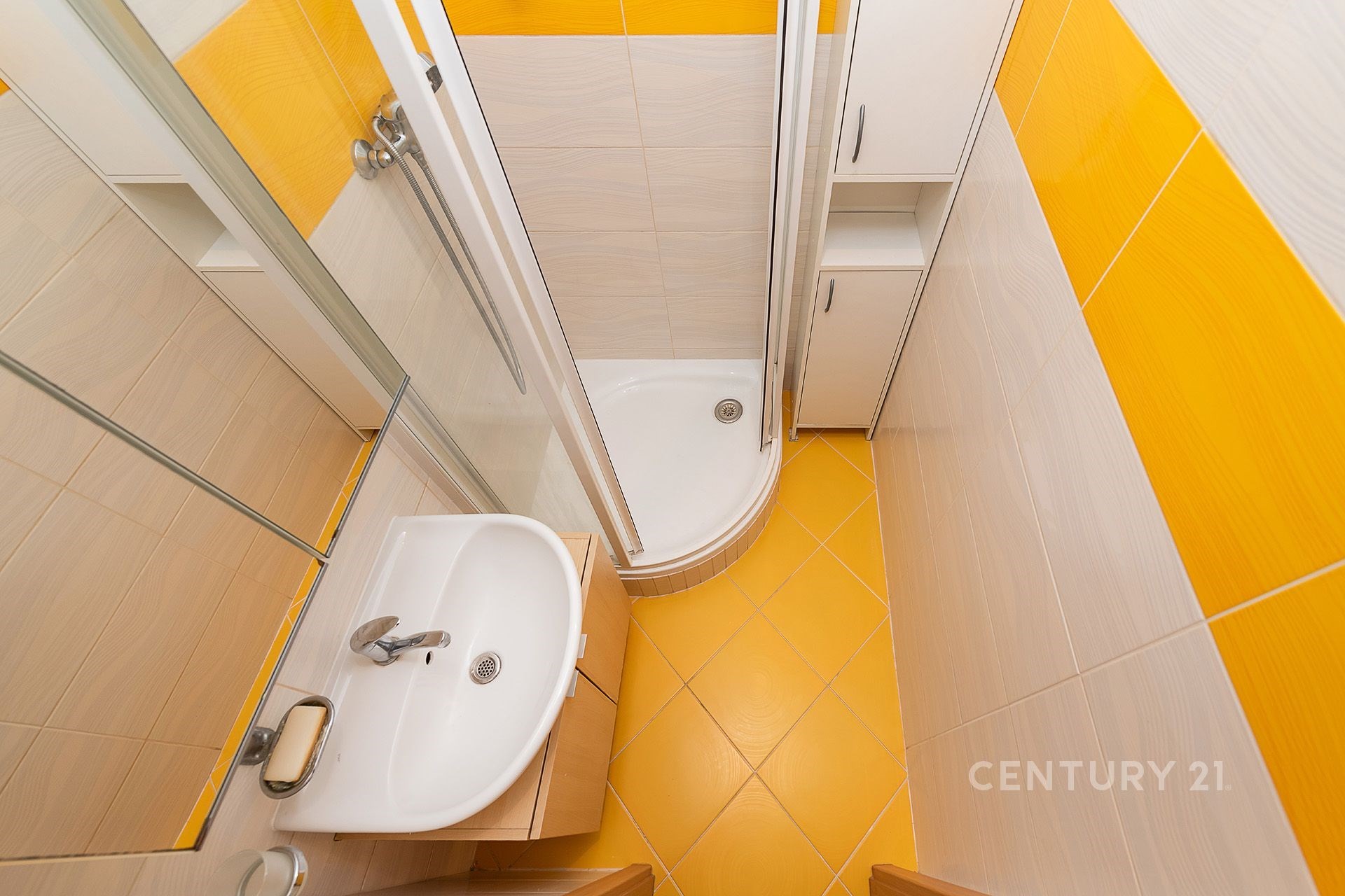 Zděná koupelna se sprchovým koutem – čistý design bez nutnosti dalších investic, prodej 2kk, Stříbrského, Praha - Háje