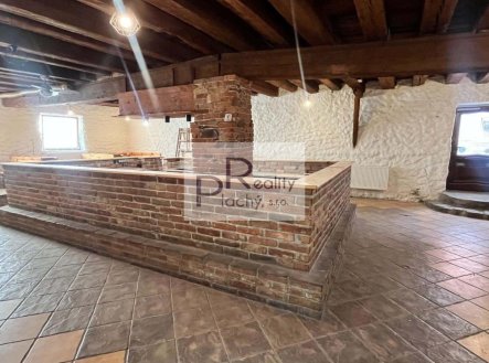Pronájem obchodní prostory, 300 m²