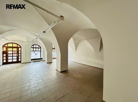 Pronájem obchodní prostory, 300 m²